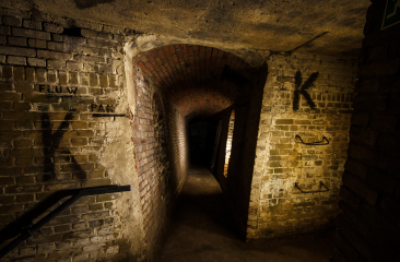 Donker binnenkant van het Atlantikwall Museum - Locatie Kijkduin