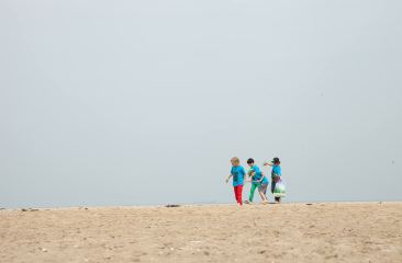Kinderen ruimen afval op het strand van Scheveningen