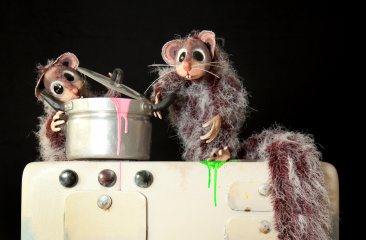 Twee poppenmuizen koken met gekleurde verf