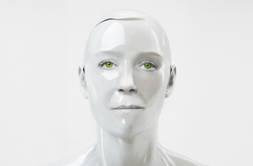 Wit glanzend humanoïde robotgezicht met groene ogen tegen een witte achtergrond