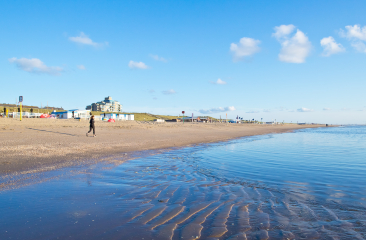 Het gezellige familiestrand van Kijkduin waar je alle ruimte hebt om hard sporten.