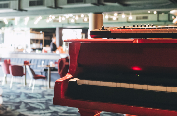 De beroemde rode piano van Crazy Piano's Scheveningen 