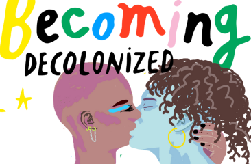 Twee personen kussen onder tekst ‘Becoming Decolonized’
