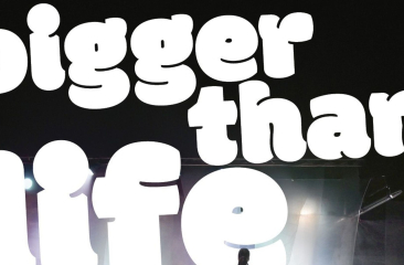 Witte titeltekst ‘Bigger than Life’ op zwarte achtergrond