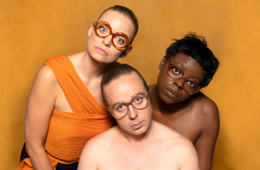 Portret van drie verschillende mensen en kijken allemaal recht in de camera.
