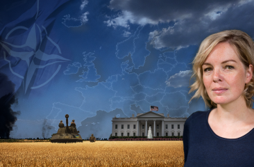 Vrouw staat voor een compositie met een graanveld, tank, Witte Huis, NAVO-logo en een kaart van Europa op de achtergrond.
