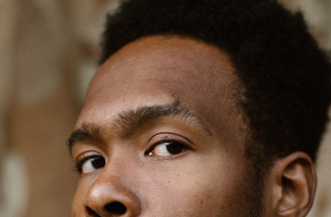 Close-up van Xillan Macrooy die opzij kijkt