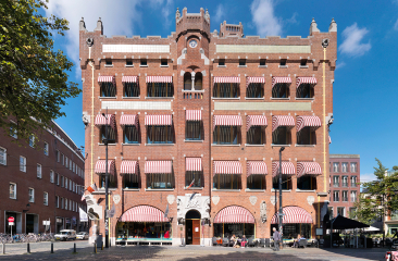 De voorkant van het Ibis Berlage hotel