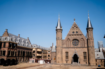 Het verlaten Binnenhof en de Ridderzaal in de steigers tijdens de renovatie