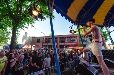 Publiek voor het podium bij het jaarlijkse fesival Kaderock bij en door Musicon