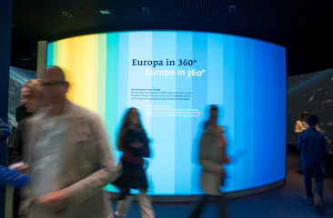 Bezoekers in een tentoonstelling over Europa in 360 graden.