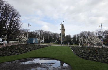 Plein 1813 vernieuwd met groen.