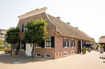 Stadsboerderij met rieten dak en bomen (c) Ipse de Brugge 