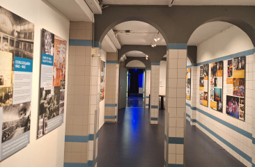 Een lange gang in De Regentes met foto's van het oude zwembad aan de muren.