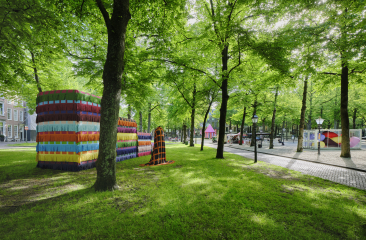 Objets colorés parmi des arbres verts dans le parc.