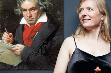 Beethoven's portret hangt naast een violiste die naar hem kijkt.