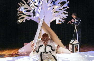 Achref Adhadhi en Kristján Martinsson in een speels moment op het podium, met mime en muziek in een zoektocht naar het gevoel van thuis. ©-Moon-Saris