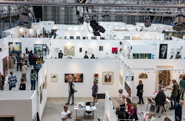 Hal met kleine galeries vol kunst tijdens Art The Hague