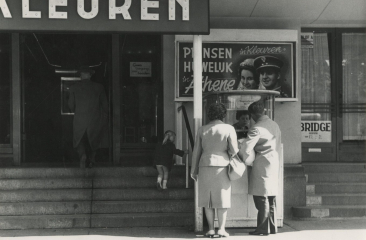 Drie mensen staan bij een bioscoopkasje in Den Haag.