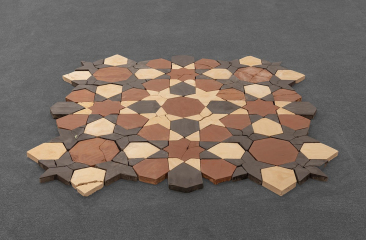 Een geometrisch patroon van keramische tegels in bruin en crème.