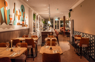 Gezellig restaurant met houten tafels en een bar