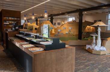 À l'intérieur de la Fabrique d'Eau, un espace informatif avec des livres et des expositions.