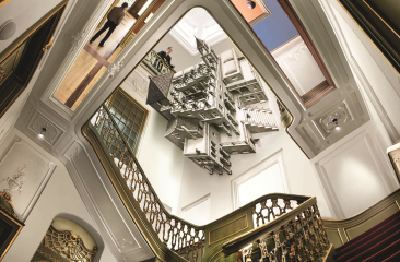Doorkijk vanaf de trap in museum Escher in het Paleis