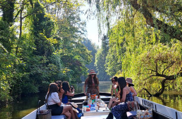 Vrouwen in een boot in het groene Den Haag genietend van een rondvaart.