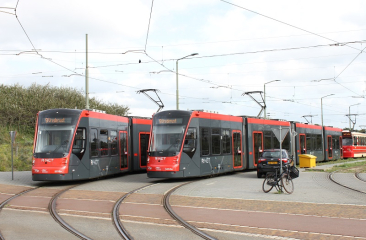 Twee R-Net trams staan bij halte Zwarte Pad Scheveningen