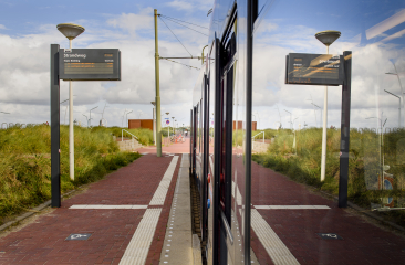 Tramhalte Strandweg met informatieborden en groen