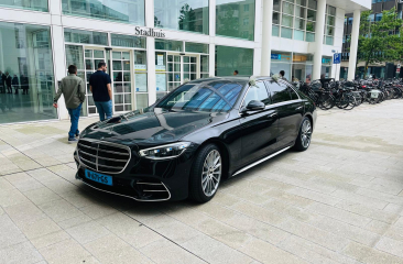 Haagse Taxi Lijn. Een zwarte Mercedes staat voor het stadhuis.