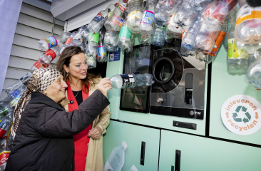 Haagse Markt statiegeldkramen. Foto: Guus Schoonewille