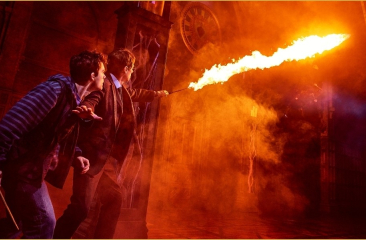 Twee tovenaars strijden met vlammen in een magische omgeving.