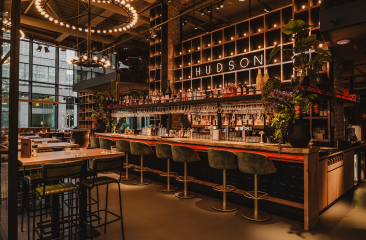 Restaurant élégant avec un long bar et des décorations de plantes