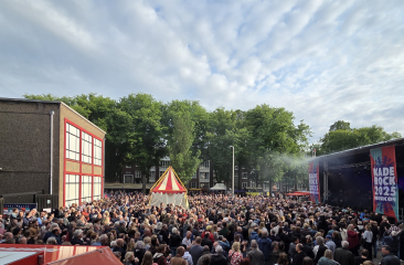 Foule devant la scène au festival Kade Rock