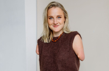 Eva Eikhout met een blije glimlach en een bruine trui. Foto: Roxy de Groot