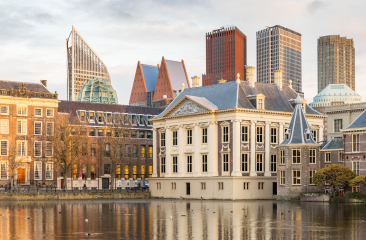 Mauritshuis aan Hofvijver met op de achtergrond de moderne skyline van Den Haag