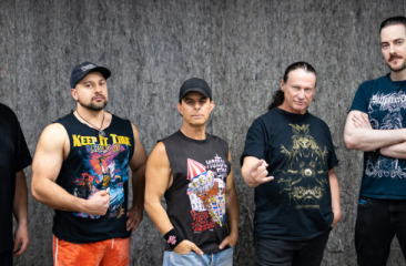 Vijf leden van metalband Mortal Sin poseren samen.