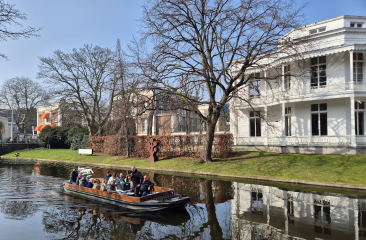 Groupe de personnes sur un bateau dans un paysage de canaux