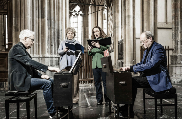 Een koor en muzikanten spelen en zingen in een kerk.