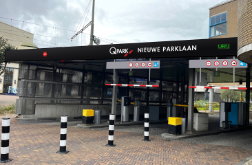 Zugang zum Parkhaus mit erkennbaren Signalen und Regeln.