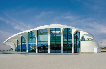 Modern architectuur van Reborn Whitehouse met glazen gevel