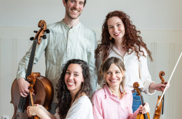 Vier muzikanten poseren met een cello en violen