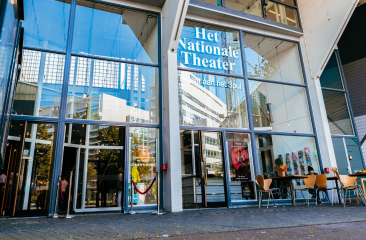 Modernes Gebäude des Nationaltheaters in Den Haag.