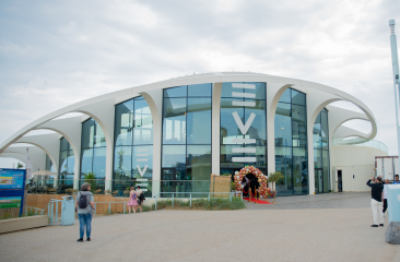 Modern gebouw REBORN Whitehouse aan de boulevard van Scheveningen