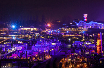 Een uitzicht op gekleurde miniaturen met verlichting.