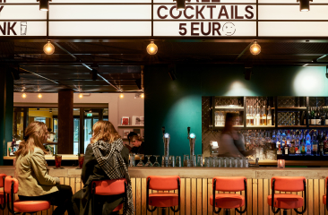 Mensen aan een bar in Social Hub The Hague