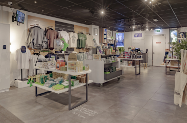 Intérieur d'un magasin présentant des souvenirs de La Haye.