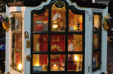 Kleurige etalage met sinterklaas versiering.
