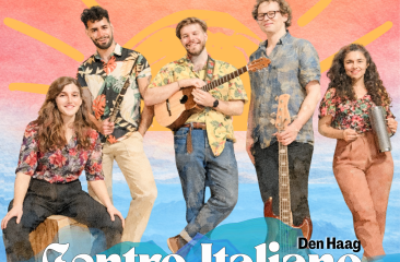 De band Warekes poseert met hun instrumenten in vrolijke shirts. 